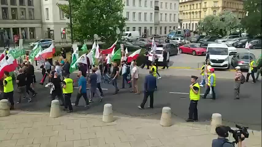 Warsaw, Poland: Protests against rising cost of living "We will not be robbed!"