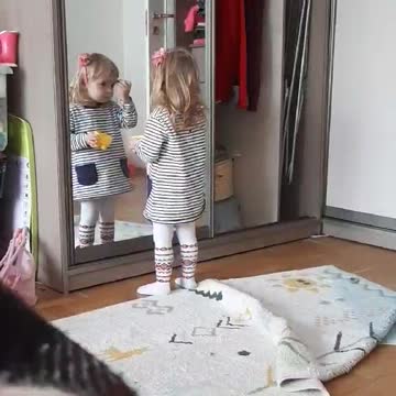 girl combs her hair S@