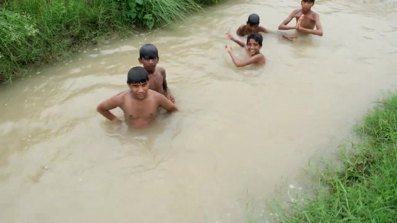 Boys jump in water - 4k Free Stock Video ( Fujifilm X-T3 Camera