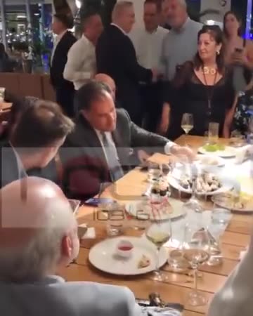 Ο Αδωνις τρώει σούσι στη Θεσσαλονίκη όσο καταρρέει το ΕΣΥ