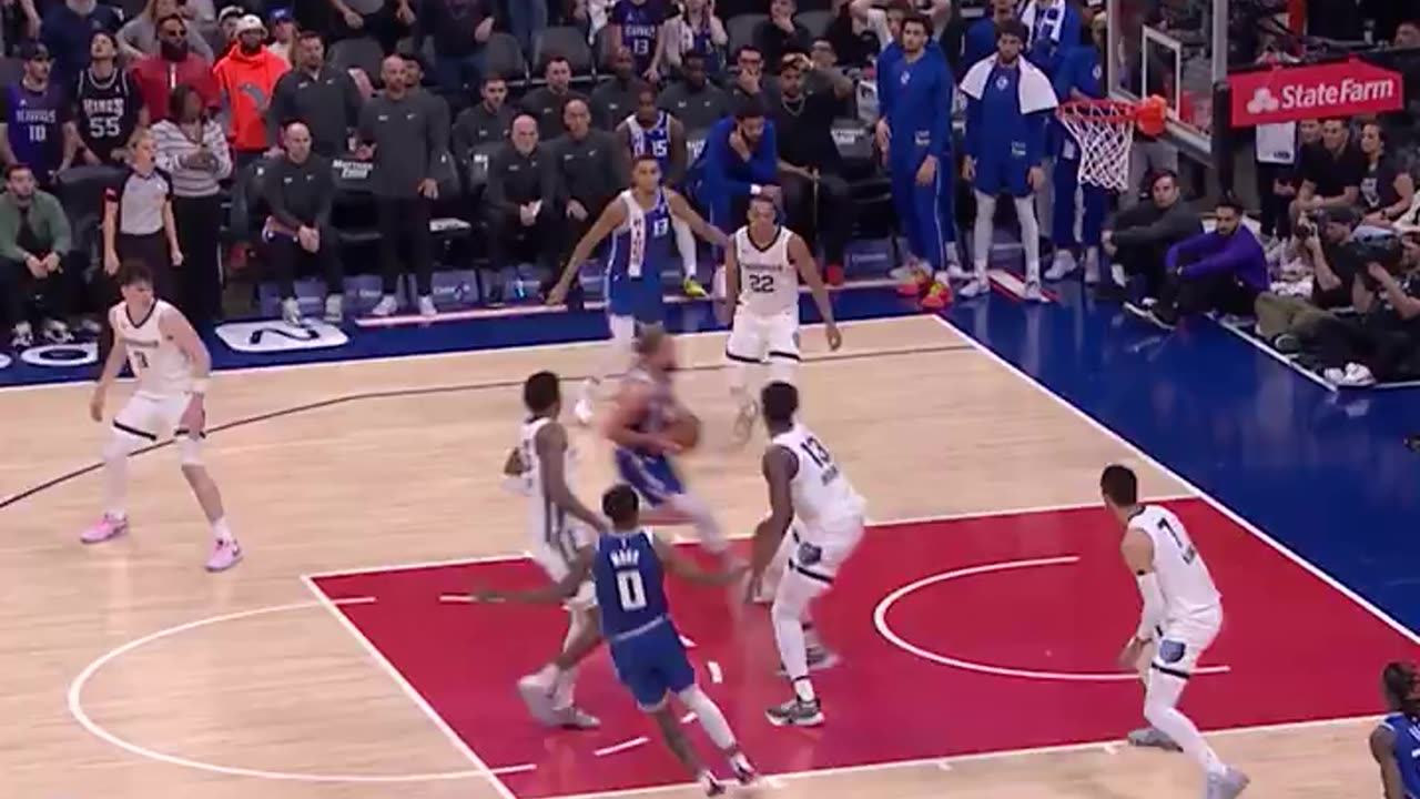 NBA - Malik Monk and Sabonis run the two-man game to push their run to 10-0 in OT!