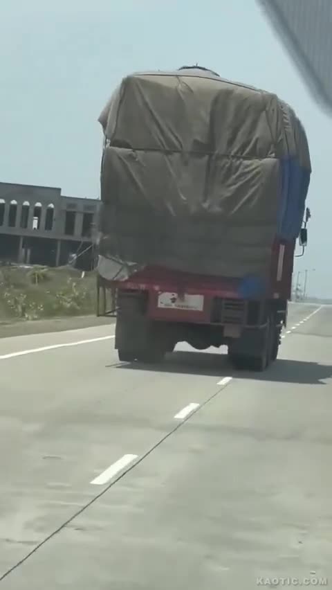 Brazen Bandits Rob A Moving Truck In India