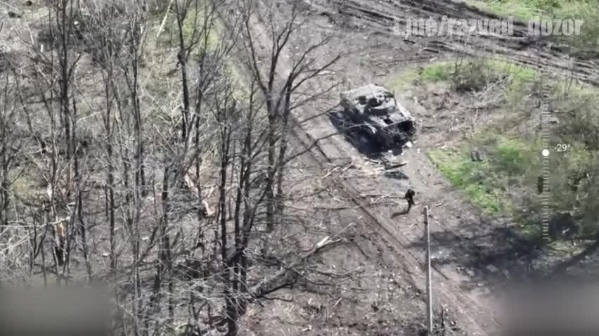 🇬🇧The video shows a tank duel where a Ukrainian T-64BV tried to knock out a Russian tank