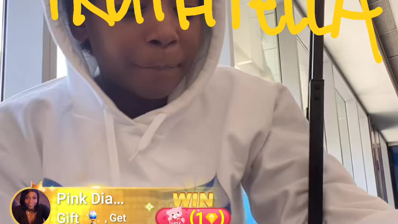 21BADBITCH BACK HOME IN DETROIT CHILLS IN AIRPORT TO USE THEIR WIFI & BEG FOR CASHAPPS TO GET HER CAR OUT THE LOT AND A ROOM