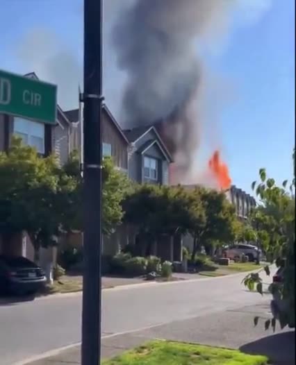 🚨BREAKING ✈💥 MAJOR PLANE CRASH OUTSIDE PORTLAND OREGON‼️‼️‼️