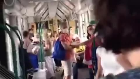 Balhé a 4-es 6-os villamoson