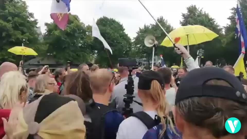 V-Media op het Malieveld in Den Haag op de actie 'Bescherm de Kinderen' op 3 juli 2021