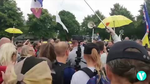 V-Media op het Malieveld in Den Haag op de actie 'Bescherm de Kinderen' op 3 juli 2021