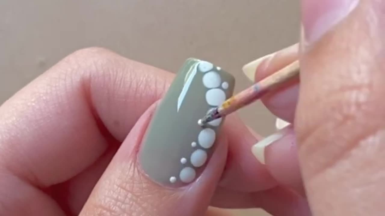 💅🤍Easy dot nail art design #nailart2023 #naildesign #youtubeshorts #shorts