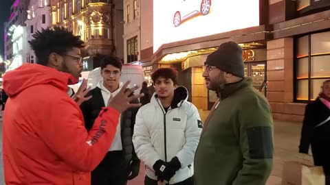 Leicester Square - Heated Debate With Arab Muslims, Johnno Brings Facts To Muslims