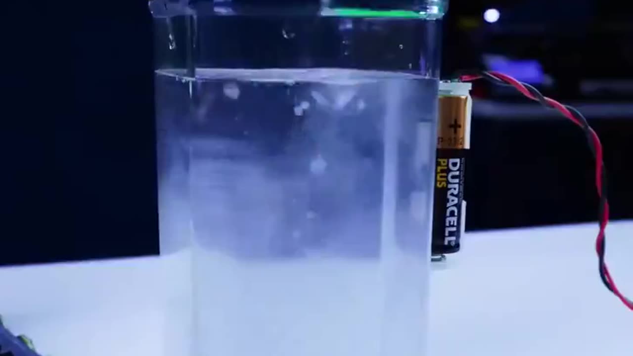 DYI: how to make a hydrogen generator from old batteries and a container.