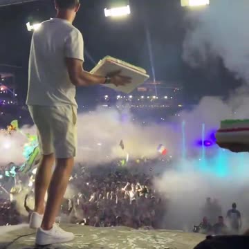 Thibaut Courtois is throwing cakes off the stage