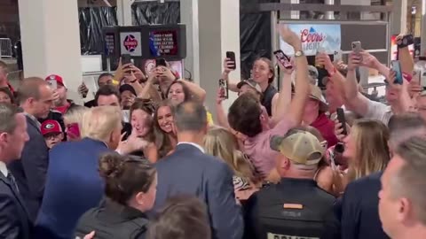 THE LADIES LOVE TRUMP!!!😎🇺🇸😍
