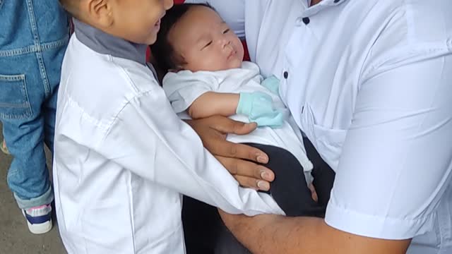 Toddler offers a warm welcome to his new born cousin 🥰🥰