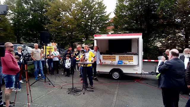 Paderborn,Eltern stehen Auf Rede von Günter-Micro Probleme -Demo am Schulamt