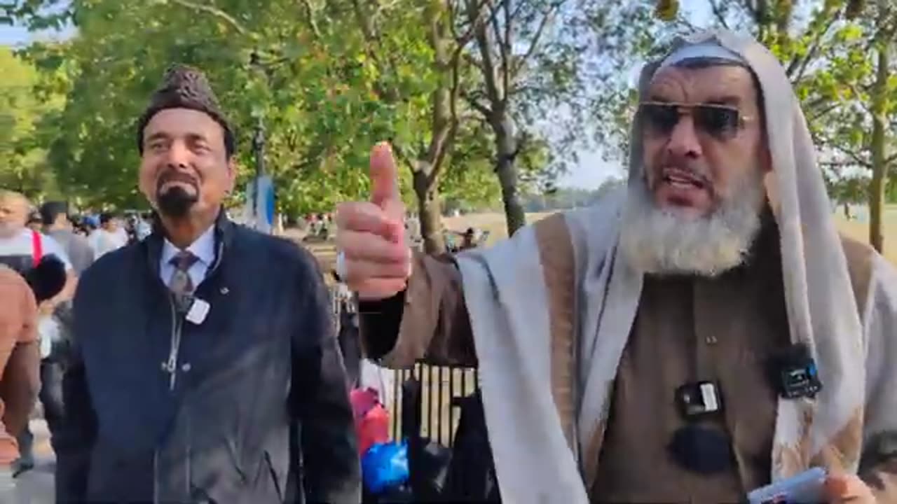 Ahmadiya struggles to Read Quran _ Sheikh ibn Hazm _ Speakers corner