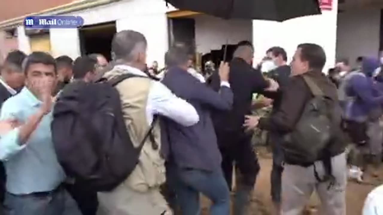 King of Spain was met with angry people who threw mud at him