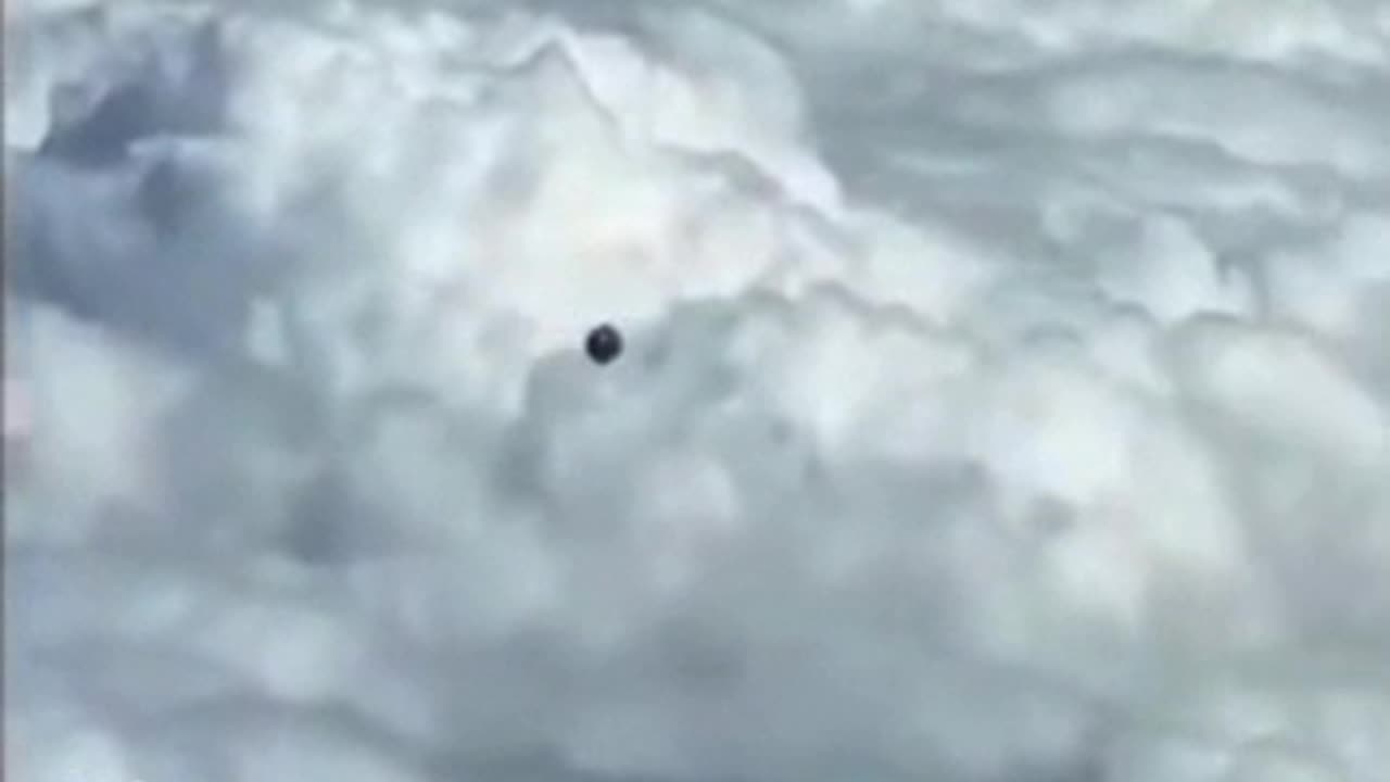 Pilot captures UAP UFO Sphere on video