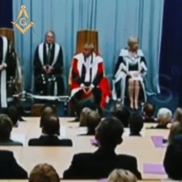 Ciuffo partecipa ad un rituale massonico indossando una tunica rossa