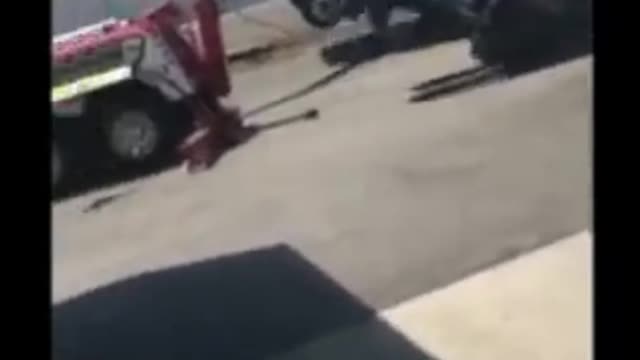 Chain Gives Dropping Lorry #fail, #lorryfail, #recoveryfail, #truckfail, #lorry, #recovery, #truck