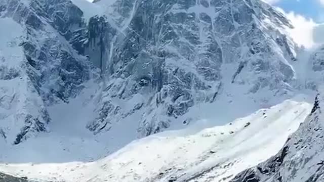 Photographing the scenery of snowy mountains from a distance