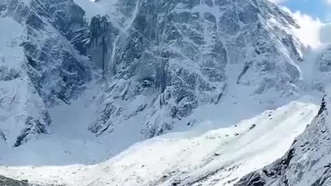 Photographing the scenery of snowy mountains from a distance