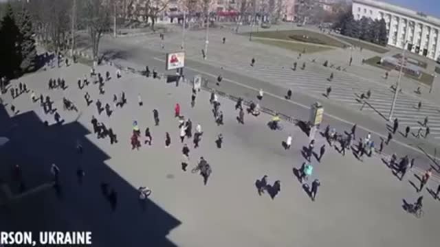 Russian troops open fire on protestors as they run for their lives in Kherson,Ukraine