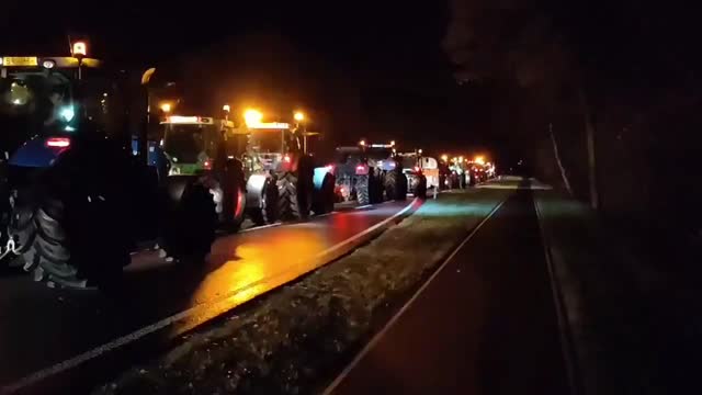 Irate Dutch farmers clog roads in major tractor protest over government’s climate change policy