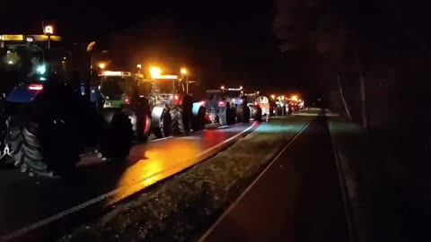 Irate Dutch farmers clog roads in major tractor protest over government’s climate change policy