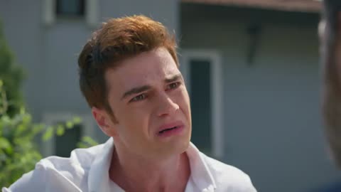 Berk se enfrenta a Gokhan y se arrepiente de haberle dado su cariño: