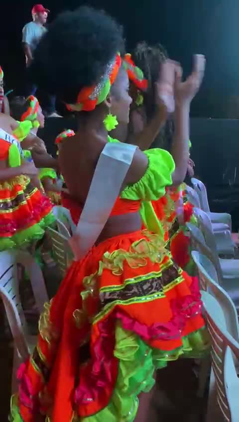 Reina de El Campestre bailando