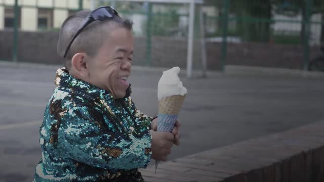 Visit the "world's shortest man" in Colombia