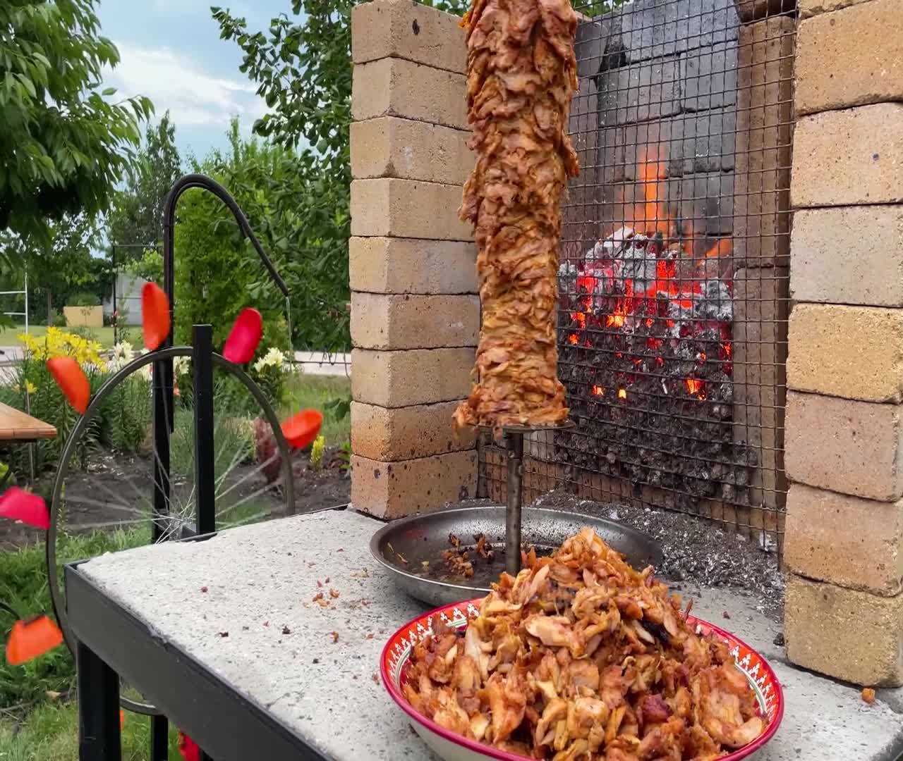 SHAWARMA di pollo gigante e molto succoso fritto su una griglia verticale