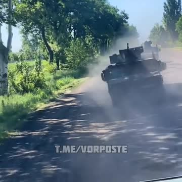 Americké Humvee jako součást ukrajinské konvove prchajícího u Limanu před postupující ruskou armádou