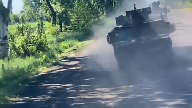 Americké Humvee jako součást ukrajinské konvove prchajícího u Limanu před postupující ruskou armádou