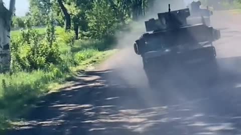 Americké Humvee jako součást ukrajinské konvove prchajícího u Limanu před postupující ruskou armádou