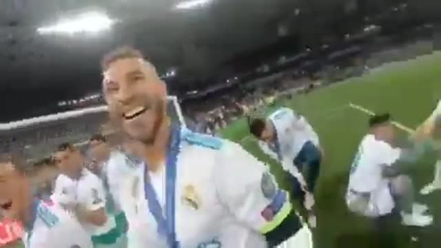 Sergio Ramos sings "Donda esta CR7'