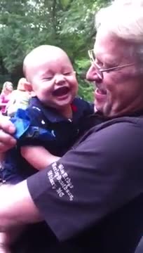 Bebé se ríe ante las bromas de su abuelo del modo más adorable