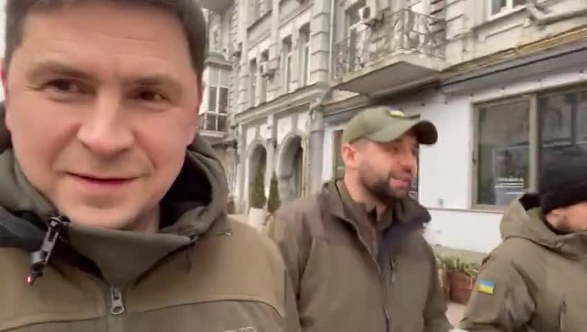 Brave. Zelensky close advisors go walkabout in central Kyiv.