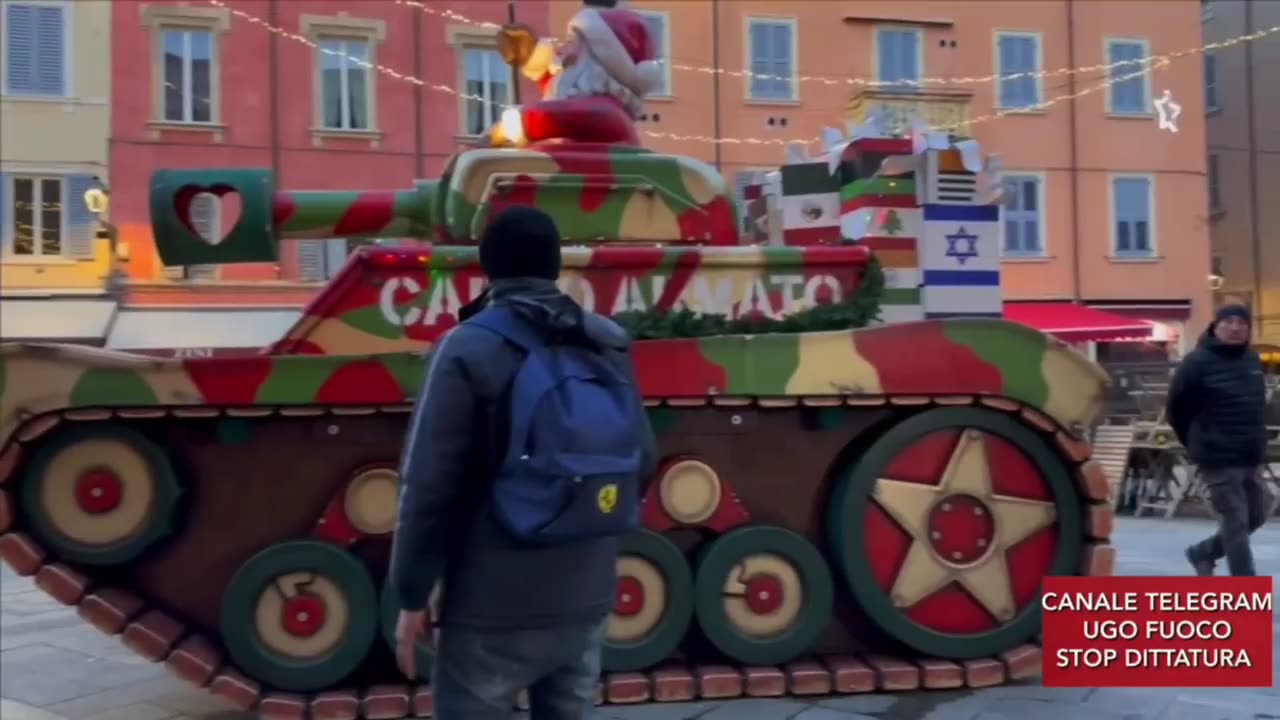 Lo schifoso babbo natale con carro armato e bandiera israeliana installato a Modena dal pd.