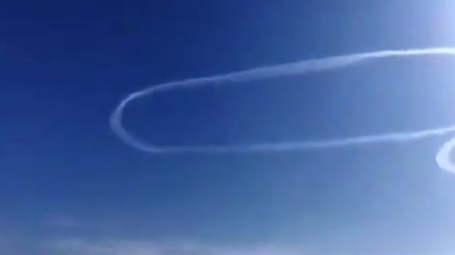 .Russian Air Force draws a giant penis in the sky over Crimea, — pointing into Ukraine.