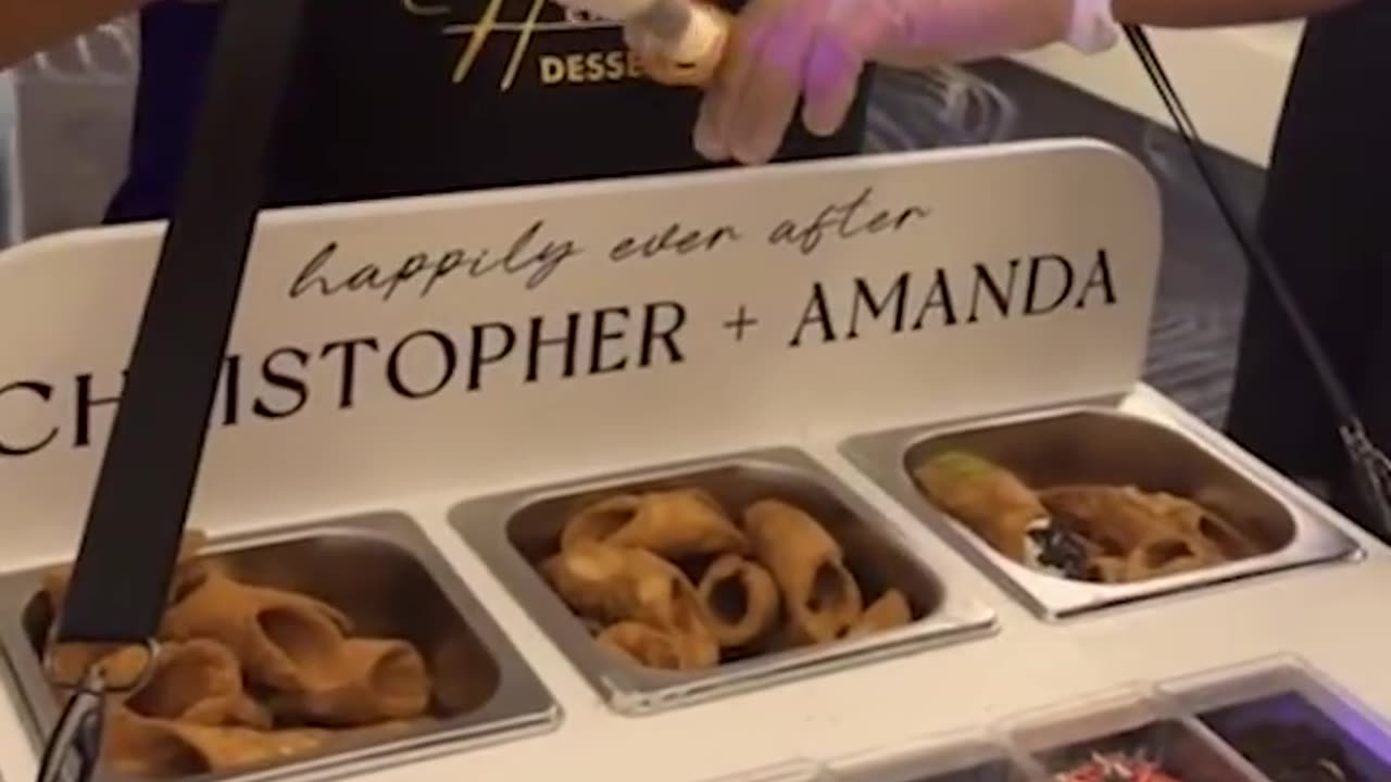 Wedding has walking cannoli station 😍