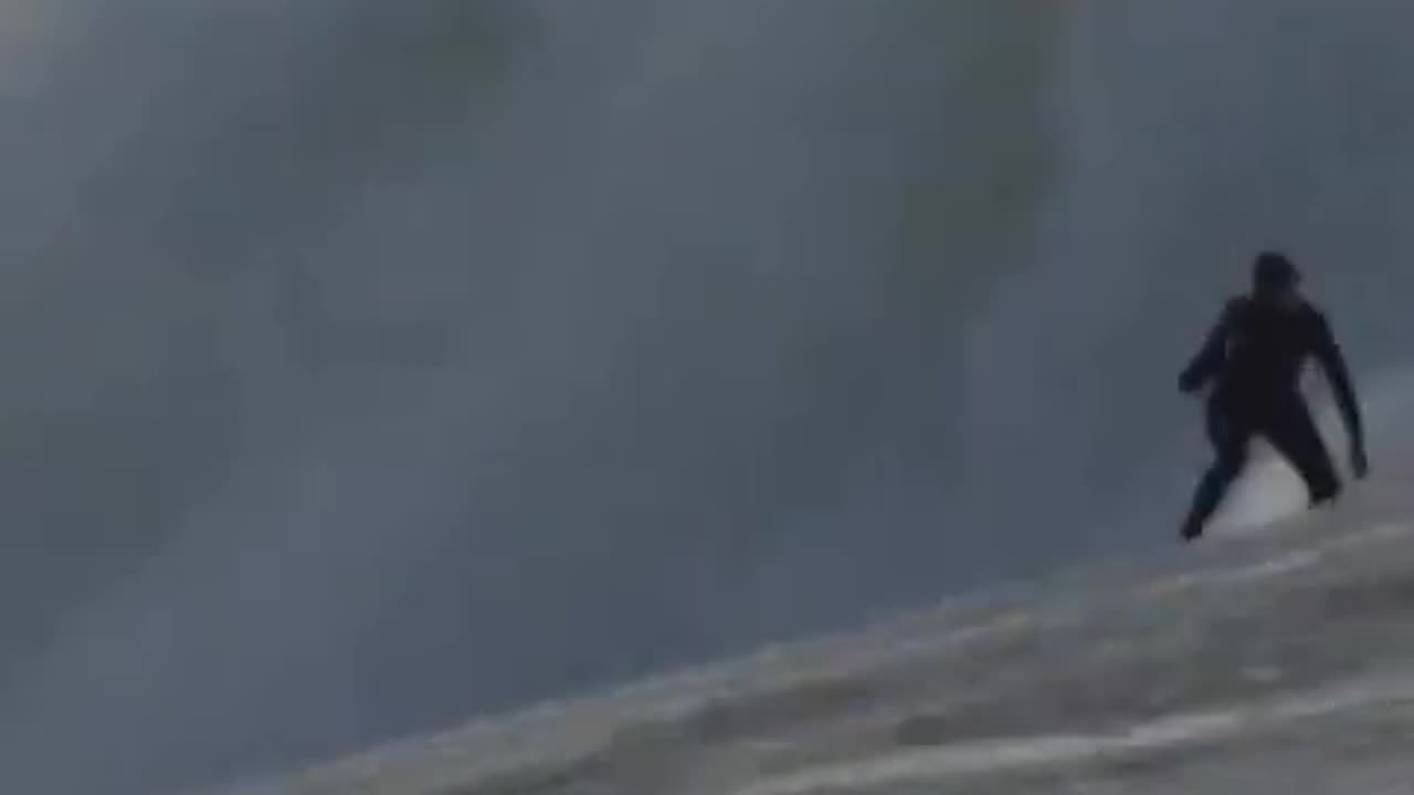 Incredible footage of Mason Barnes surfing a huge wave at Nazaré, Portugal