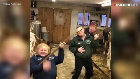 Djevojčice zapjevale u štali