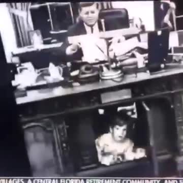 川普總統，以美國前總統_John Kennedy與他的好友_小甘迺迪（照片中躲在桌下的男孩）在同一白宮辦公室的照片，陪伴自己在白宮的每一天！無限懷念著“了不起的前總統與好友”～