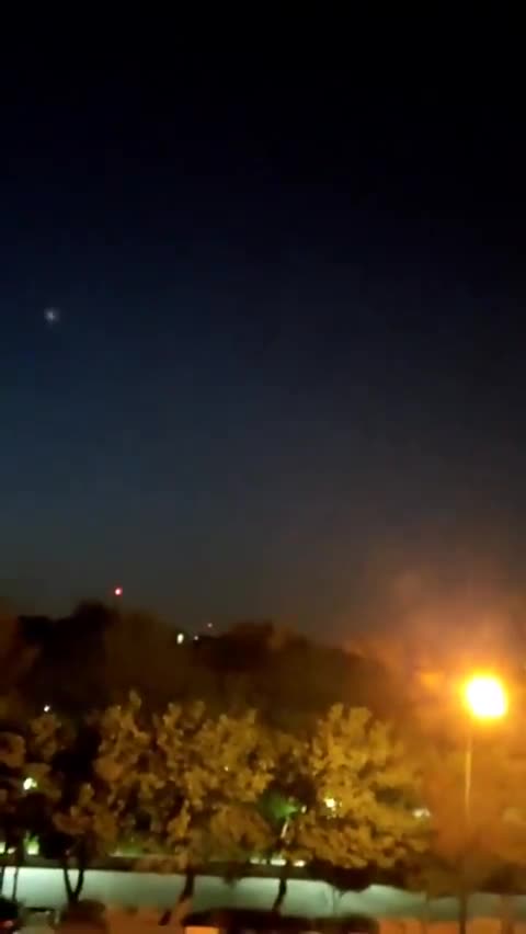 Sistemas de defesa aérea ativados no Irã após relatos de ataques...