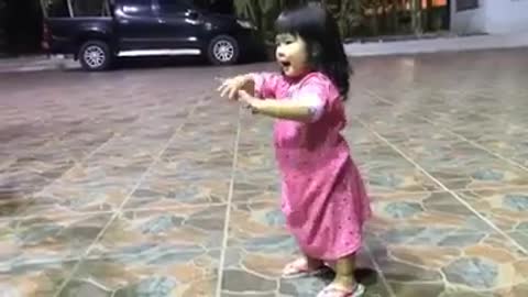 A cute baby girl can dance