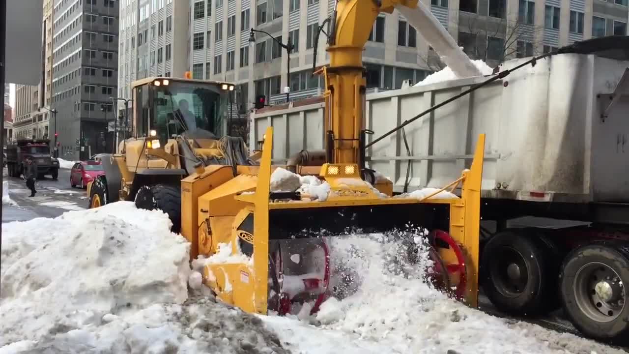 Esta enorme máquina elimina la nieve en segundos