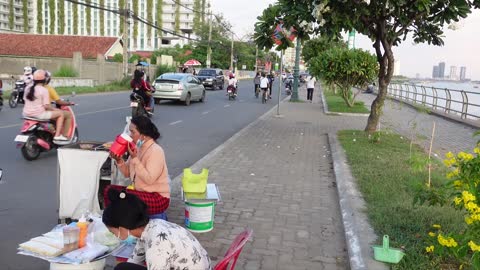 Beautiful Girl Helps Her Mom Selling Khmer Popular Cake - Cambodian Street food