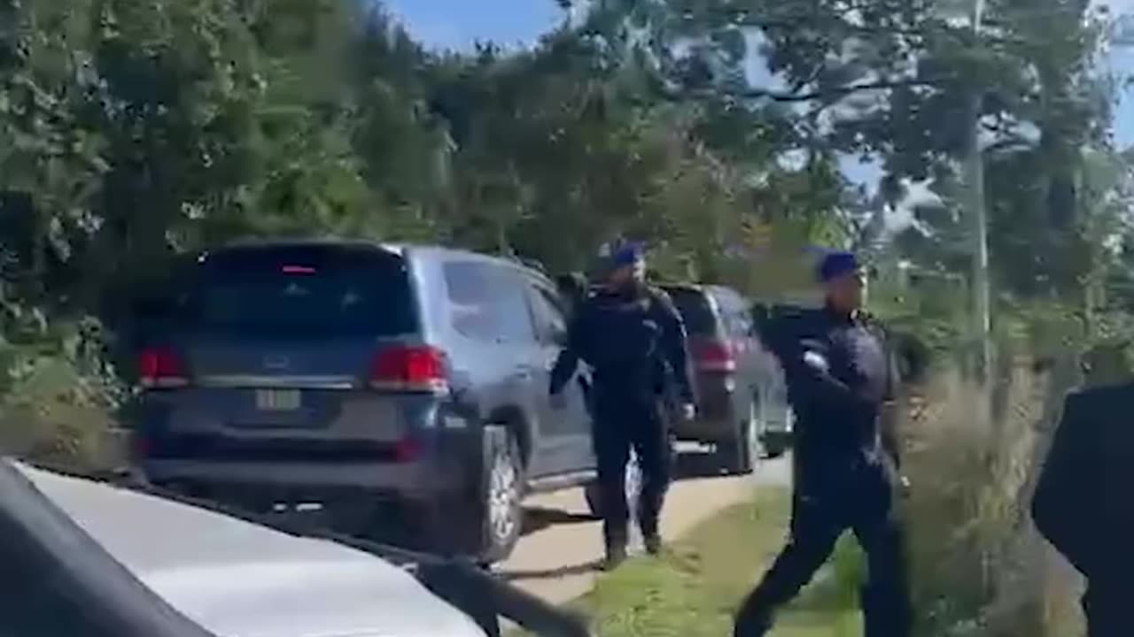 shoqëruar nga forca të shumta policie, Jakup Krasniqi kthehet në Kosovë